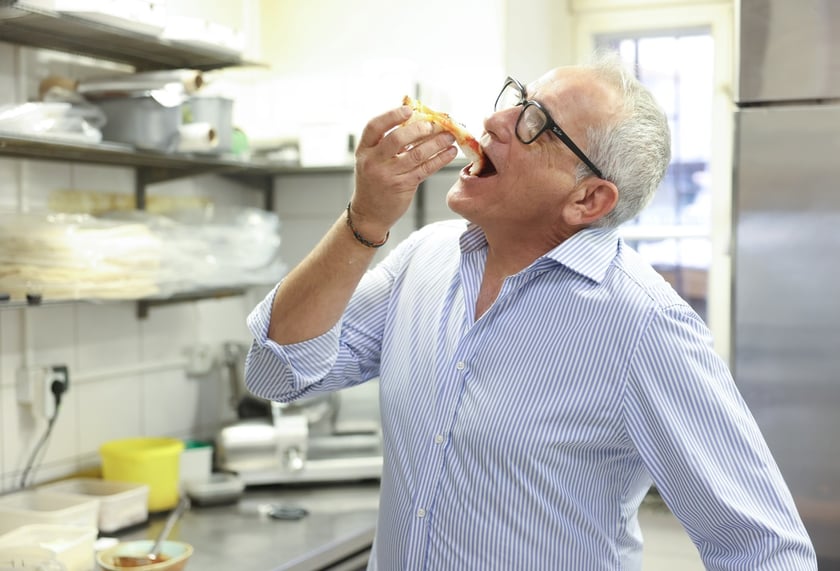 Amedeo Menale z restauracji Vivere Italiano jest świetnym szefem kuchni, tu z gotową pizzą bezglutenową