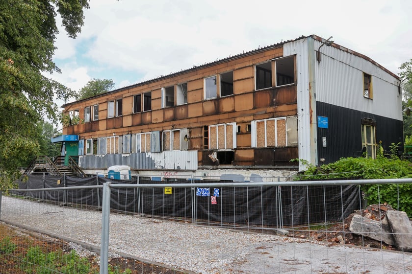 Częściowo wyburzony budynek klubowy oraz stadion użytkowany przez ZKS Polar Wrocław, 18 lipca 2025