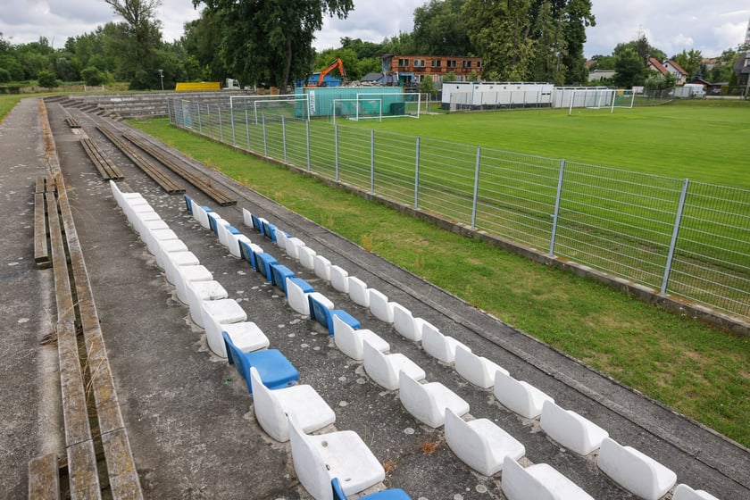 Częściowo wyburzony budynek klubowy oraz stadion użytkowany przez ZKS Polar Wrocław
