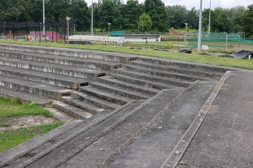 Częściowo wyburzony budynek klubowy oraz stadion użytkowany przez ZKS Polar Wrocław