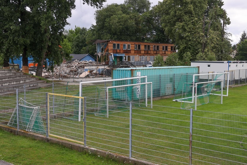Częściowo wyburzony budynek klubowy oraz stadion użytkowany przez ZKS Polar Wrocław