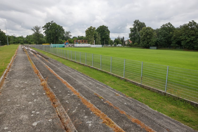 Częściowo wyburzony budynek klubowy oraz stadion użytkowany przez ZKS Polar Wrocław