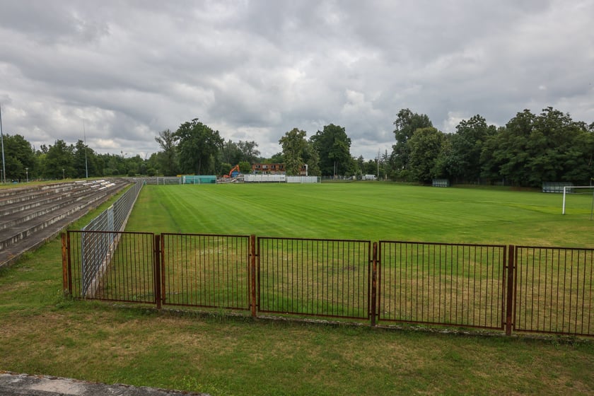 Częściowo wyburzony budynek klubowy oraz stadion użytkowany przez ZKS Polar Wrocław