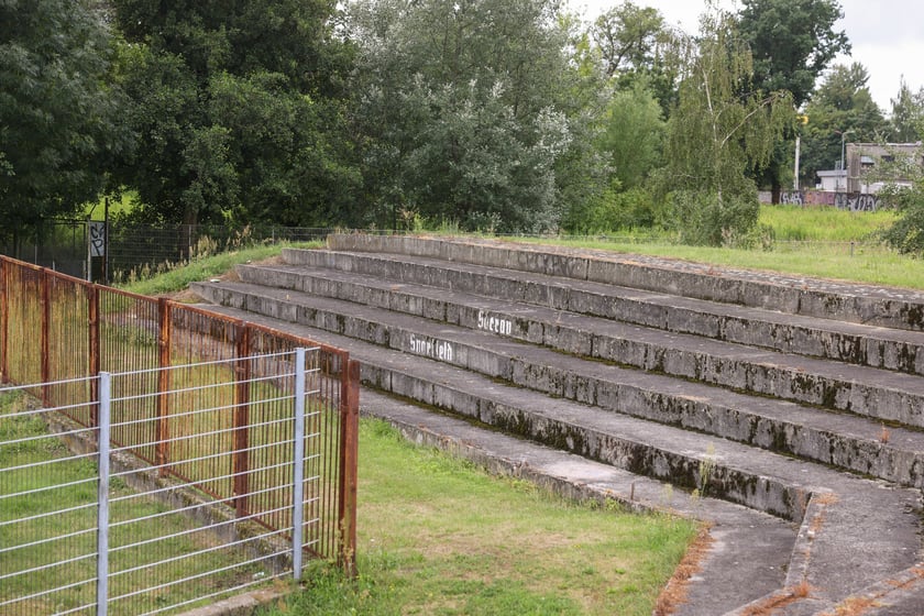 Częściowo wyburzony budynek klubowy oraz stadion użytkowany przez ZKS Polar Wrocław