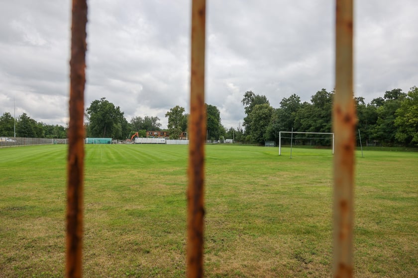 Częściowo wyburzony budynek klubowy oraz stadion użytkowany przez ZKS Polar Wrocław