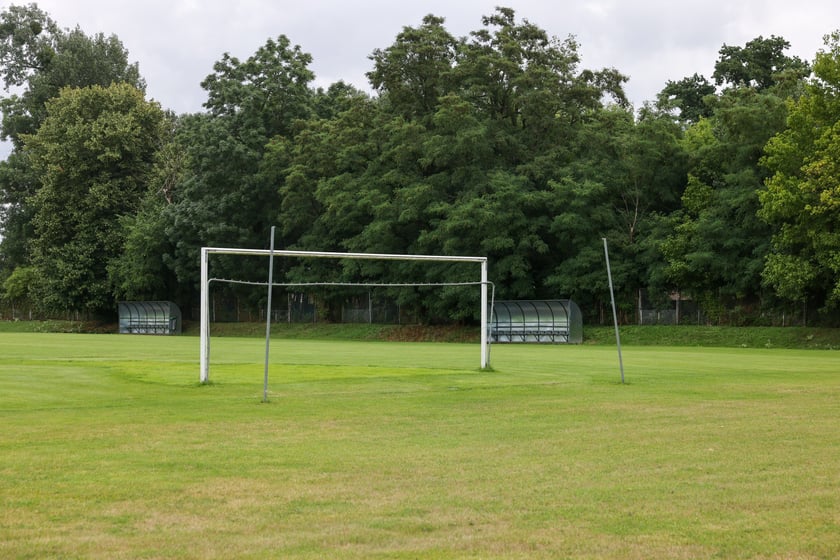 Częściowo wyburzony budynek klubowy oraz stadion użytkowany przez ZKS Polar Wrocław