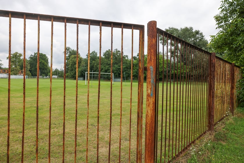 Częściowo wyburzony budynek klubowy oraz stadion użytkowany przez ZKS Polar Wrocław