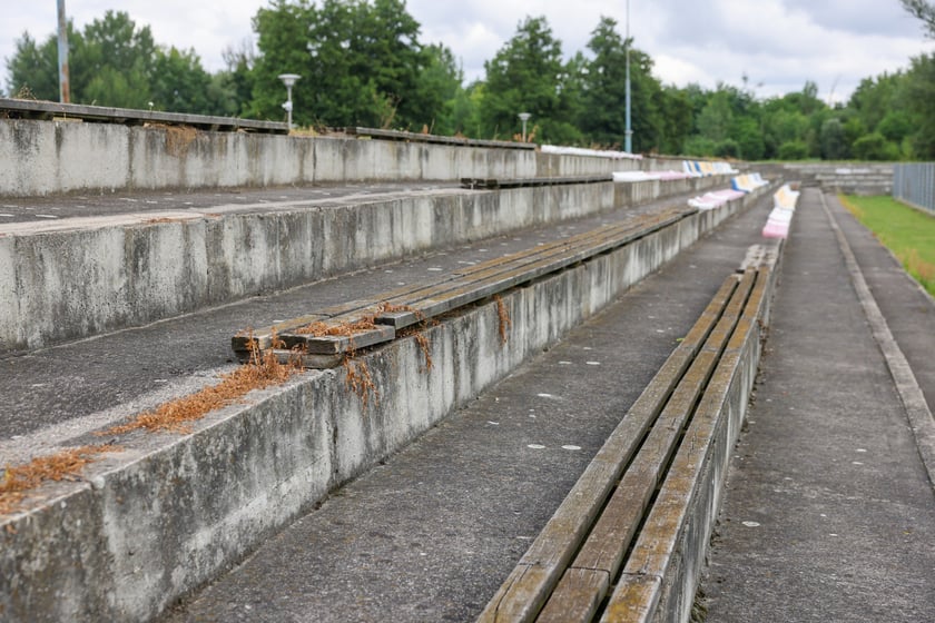 Częściowo wyburzony budynek klubowy oraz stadion użytkowany przez ZKS Polar Wrocław