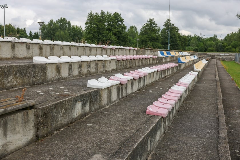 Częściowo wyburzony budynek klubowy oraz stadion użytkowany przez ZKS Polar Wrocław