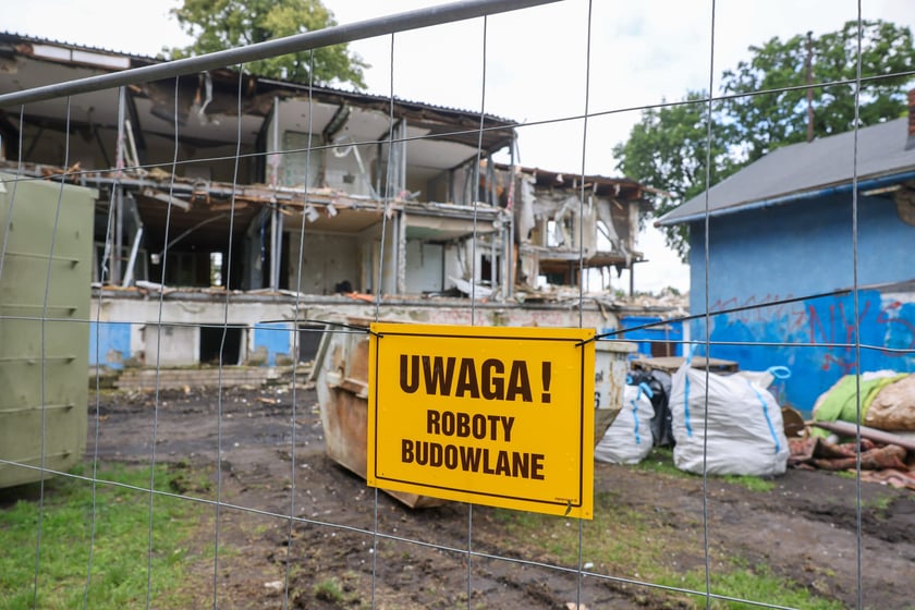 Częściowo wyburzony budynek klubowy oraz stadion użytkowany przez ZKS Polar Wrocław
