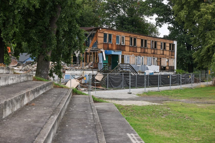 Częściowo wyburzony budynek klubowy oraz stadion użytkowany przez ZKS Polar Wrocław