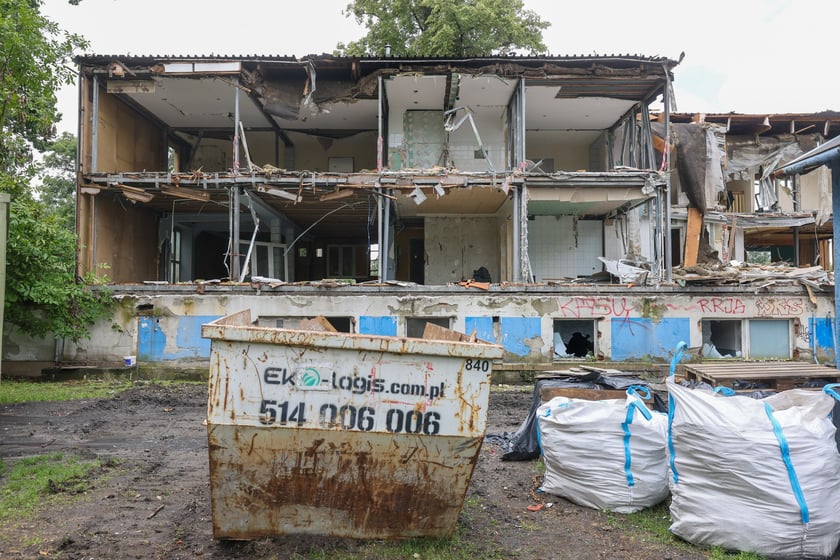 Częściowo wyburzony budynek klubowy oraz stadion użytkowany przez ZKS Polar Wrocław