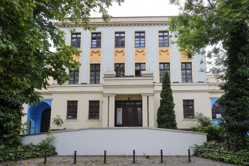 Powojenna, zabytkowa willa Powstańców Śląskich 22, lipiec 2025