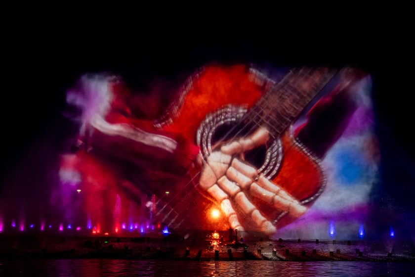 Pr&oacute;ba generalna pokazu specjalnego fontanny multimedialnej "Pixar: Lato Przyjaźni"