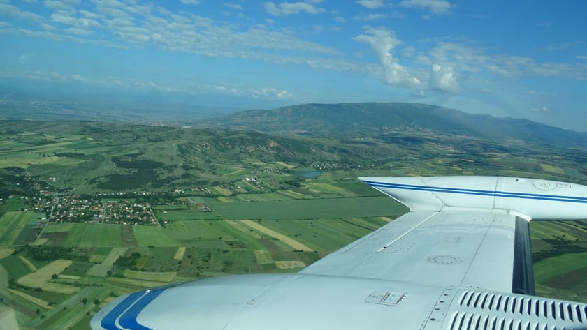 Samolot krązy na wysokości 1,5 kilometra