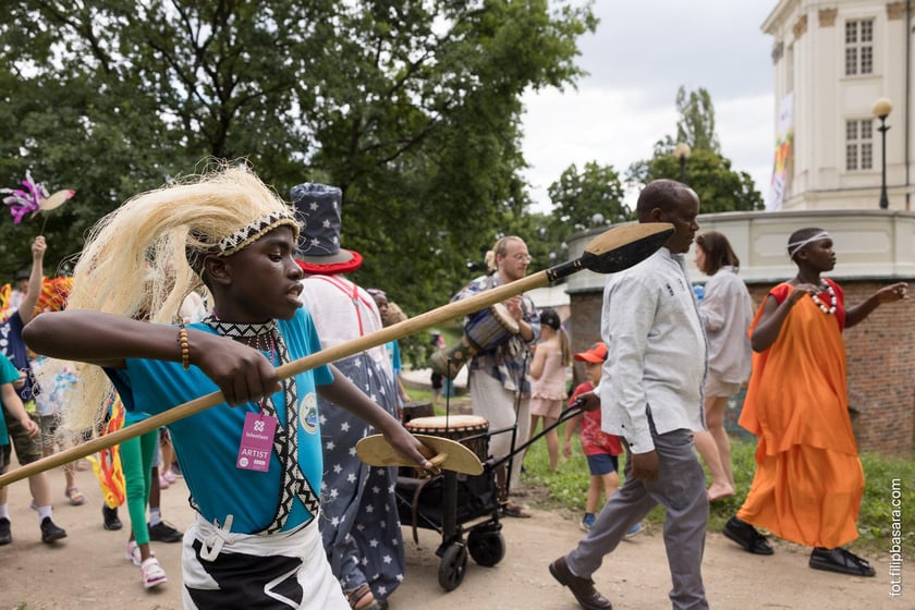 Uczestnicy tegorocznej edycji projektu Lelefant podczas pikniku z animacjami i atrakcjami dla rodzin w Leśnicy