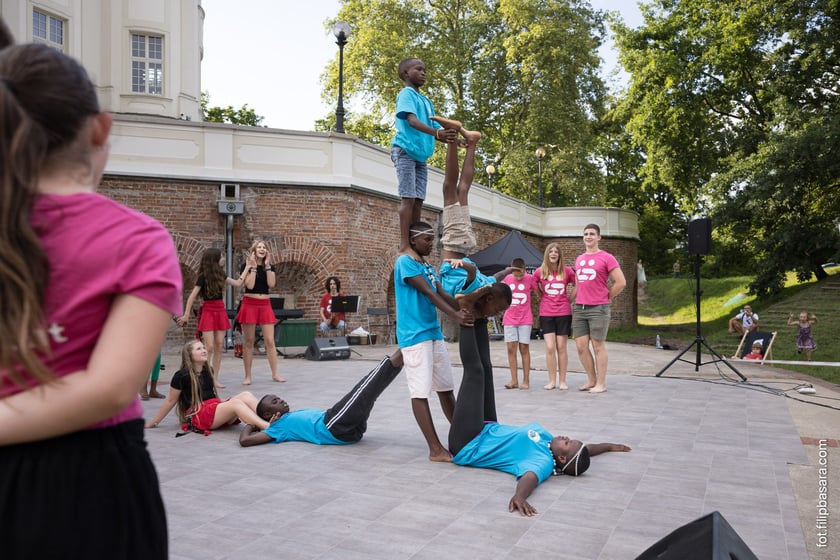 Uczestnicy tegorocznej edycji projektu Lelefant podczas pikniku z animacjami i atrakcjami dla rodzin w Leśnicy