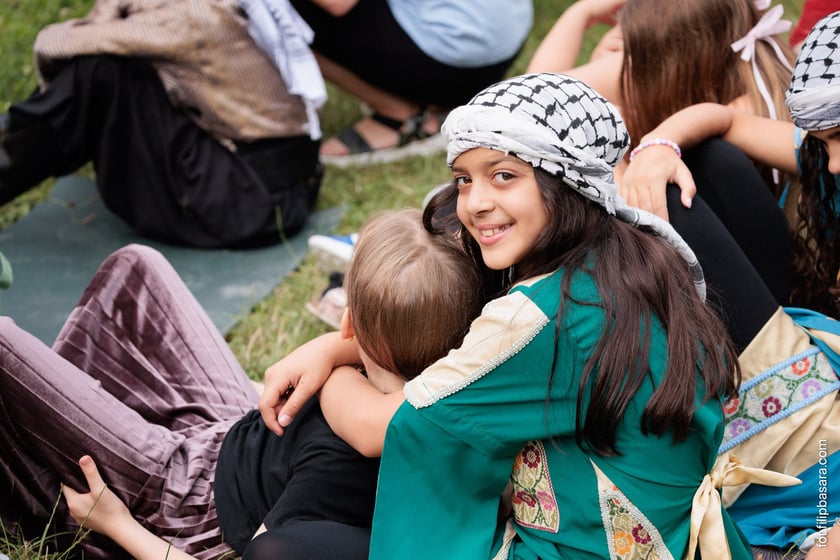 Uczestnicy tegorocznej edycji projektu Lelefant podczas pikniku z animacjami i atrakcjami dla rodzin w Leśnicy