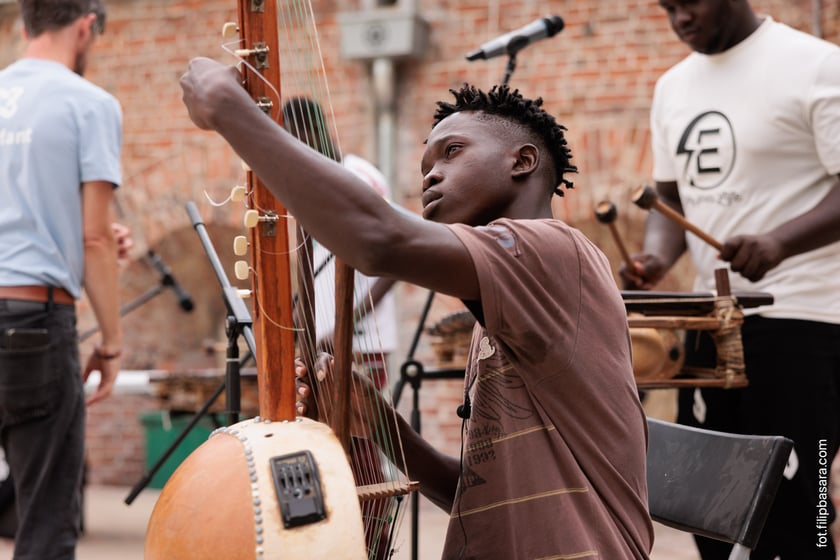 Uczestnicy tegorocznej edycji projektu Lelefant podczas pikniku z animacjami i atrakcjami dla rodzin w Leśnicy