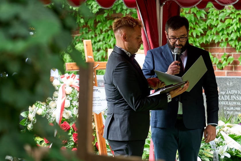 Dominik Cieszkowski, wicedyrektor Biblioteki Narodowej czyta list Tomasz Makowskiego, dyrektora Biblioteki Narodowej