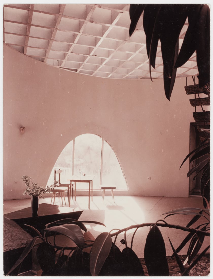 Dom Igloo, wnętrze, zdjęcie z wystawy &bdquo;Kształt marzeń. Architektura Witolda Lipińskiego&rdquo; Muzeum Architektury we Wrocławiu