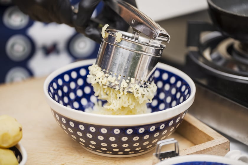 Kamila Kokot i Tomasz Sielicki pokazują, jak ugotować kluski wrocławskie. Zdjęcie wykonano 23 lipca 2025 na Ostrowie Tumskim, w trakcie kręcenia filmu.