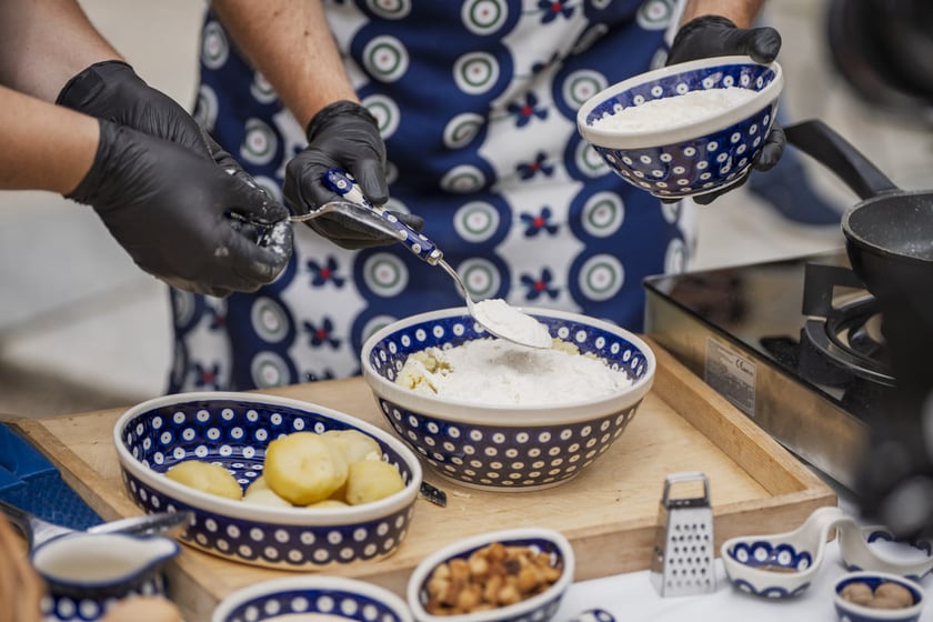 Kamila Kokot i Tomasz Sielicki pokazują, jak ugotować kluski wrocławskie. Zdjęcie wykonano 23 lipca 2025 na Ostrowie Tumskim, w trakcie kręcenia filmu.