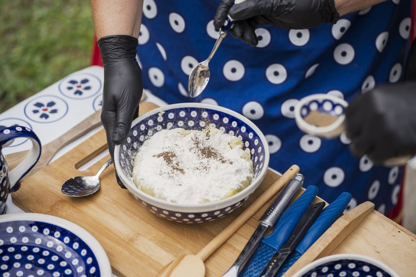 Kamila Kokot i Tomasz Sielicki pokazują, jak ugotować kluski wrocławskie. Zdjęcie wykonano 23 lipca 2025 na Ostrowie Tumskim, w trakcie kręcenia filmu.