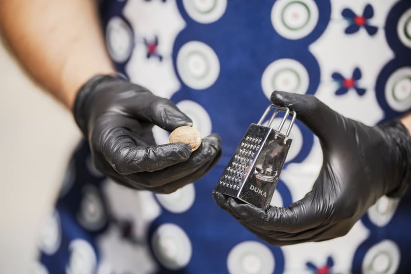 Kamila Kokot i Tomasz Sielicki pokazują, jak ugotować kluski wrocławskie. Zdjęcie wykonano 23 lipca 2025 na Ostrowie Tumskim, w trakcie kręcenia filmu.