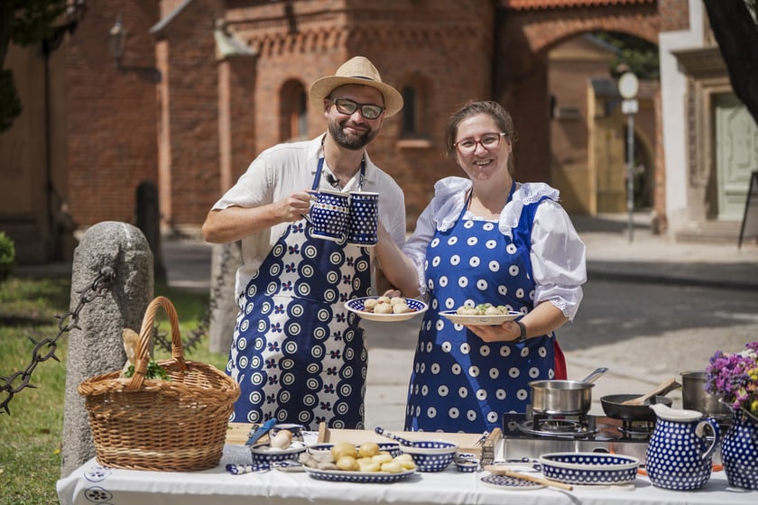 Kamila Kokot i Tomasz Sielicki pokazują, jak ugotować kluski wrocławskie. Zdjęcie wykonano 23 lipca 2025 na Ostrowie Tumskim, w trakcie kręcenia filmu.