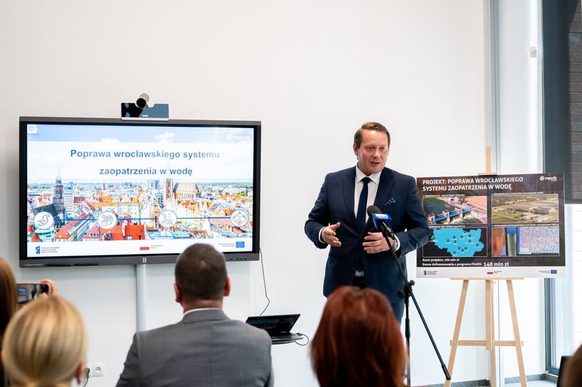 Konferencja prasowa wok&oacute;ł projektu &bdquo;Poprawa wrocławskiego systemu zaopatrzenia w wodę&rdquo;, kt&oacute;ry dofinansowano z unijnego programu FEniKS &ndash; wiceprezydent Michał Młyńczak
