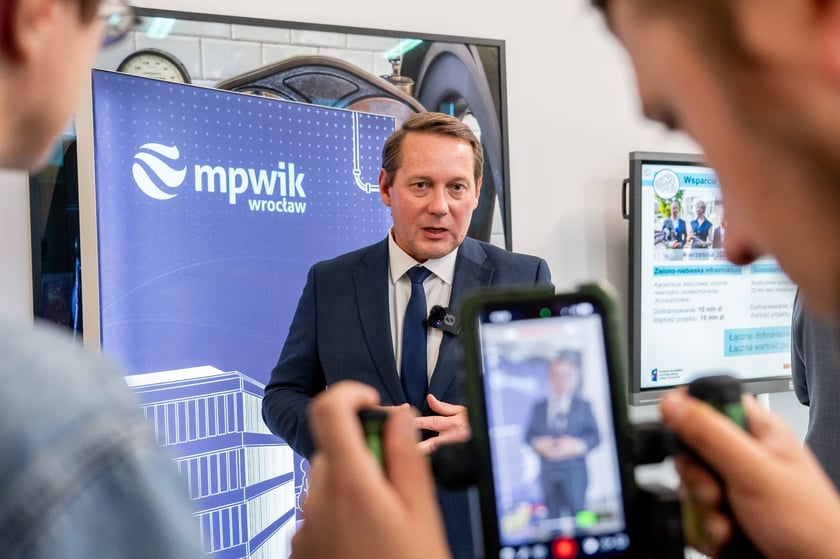 Konferencja prasowa wok&oacute;ł projektu &bdquo;Poprawa wrocławskiego systemu zaopatrzenia w wodę&rdquo;, kt&oacute;ry dofinansowano z unijnego programu FEniKS &ndash; wiceprezydent Wrocławia Michał Młyńczak