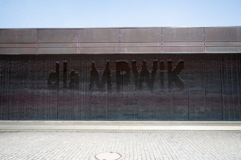 Specjalny znak na kurtynie wodnej w Hydropolis z okazji dofinansowania projektu &bdquo;Poprawa wrocławskiego systemu zaopatrzenia w wodę&rdquo;