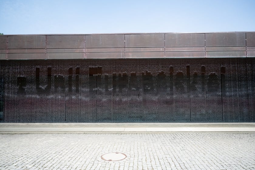 Specjalny znak na kurtynie wodnej w Hydropolis z okazji dofinansowania projektu &bdquo;Poprawa wrocławskiego systemu zaopatrzenia w wodę&rdquo;