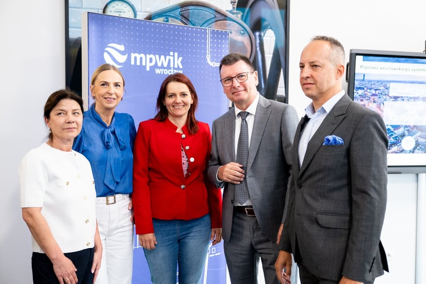 Konferencja prasowa wok&oacute;ł projektu &bdquo;Poprawa wrocławskiego systemu zaopatrzenia w wodę&rdquo;, kt&oacute;ry dofinansowano z unijnego programu FEniKS