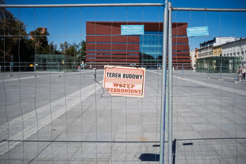 Ogrodzenie na placu Wolności - rusza remont nawierzchni