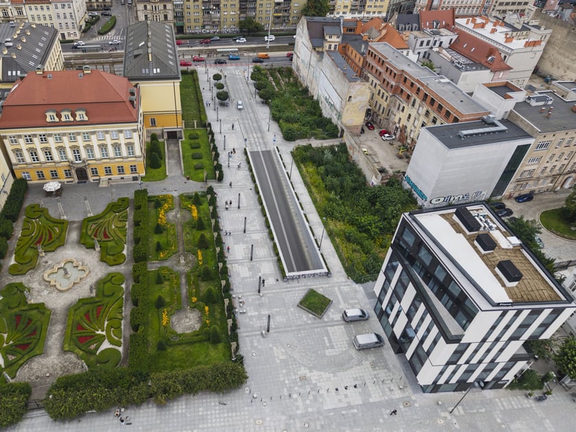 Ulica Zamkowa przed nowymi nasadzeniami - sierpień 2025 r.
