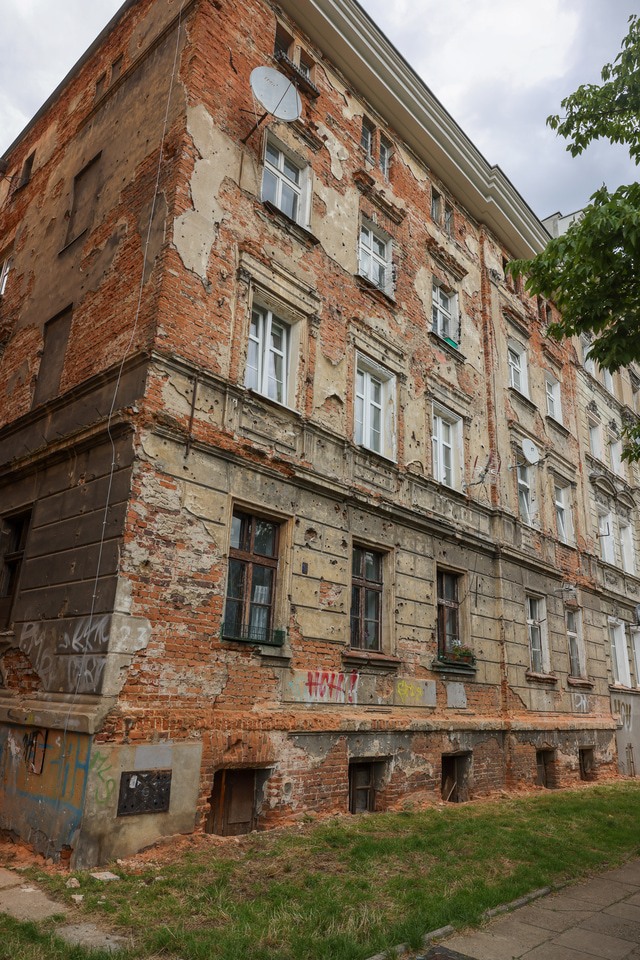 Kamienice przy ul. św. Jerzego na początku remontu w lipcu 2025