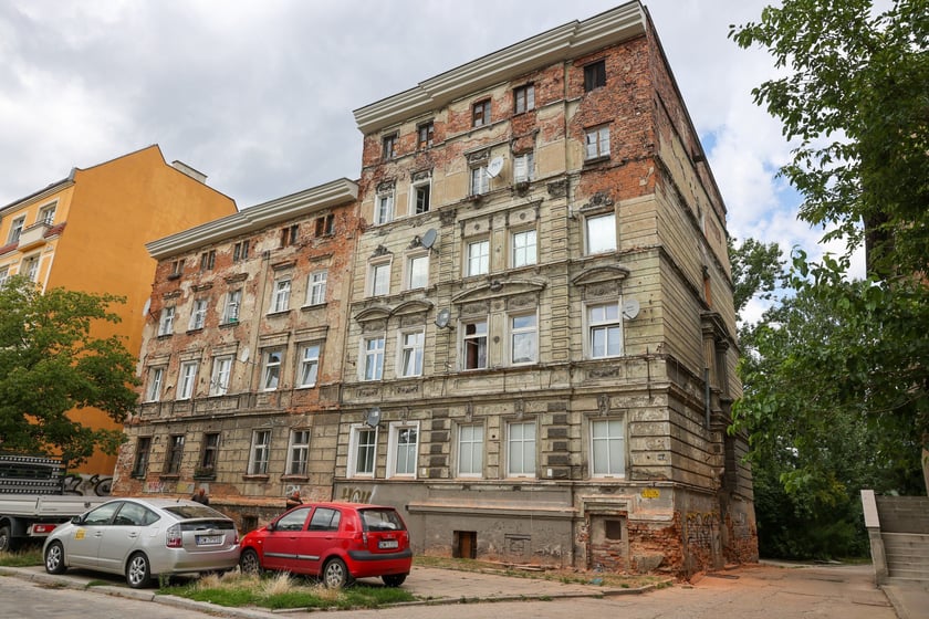 Kamienice przy ul. św. Jerzego na początku remontu w lipcu 2025