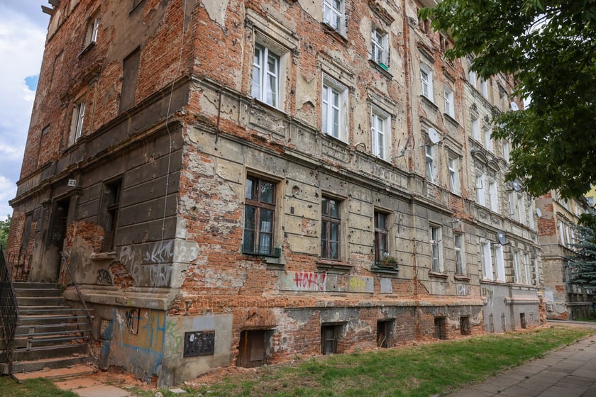 Kamienice przy ul. św. Jerzego na początku remontu w lipcu 2025