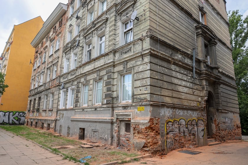 Kamienice przy Więckowskiego na początku remontu w lipcu 2025