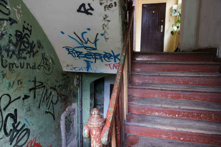 Kamienice przy ul. św. Jerzego na początku remontu w lipcu 2025