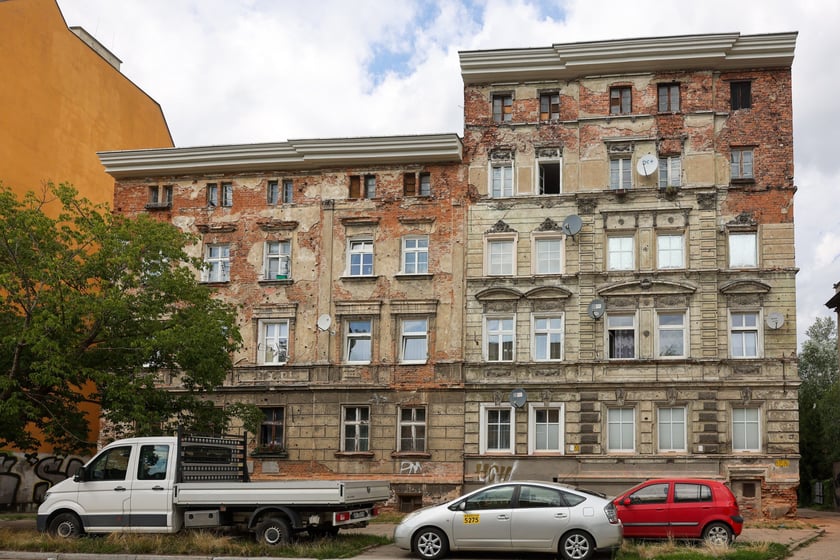 Kamienice przy ul. św. Jerzego na początku remontu w lipcu 2025