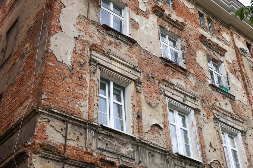 Kamienice przy ul. św. Jerzego na początku remontu w lipcu 2025