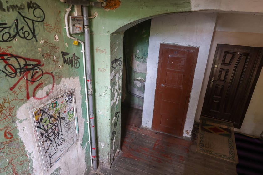 Kamienice przy ul. św. Jerzego na początku remontu w lipcu 2025