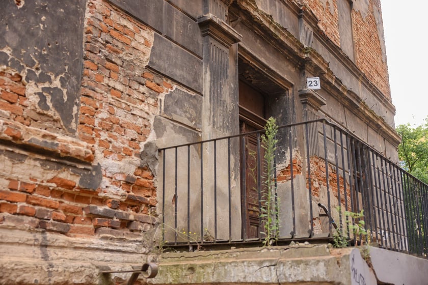 Kamienice przy ul. św. Jerzego na początku remontu w lipcu 2025