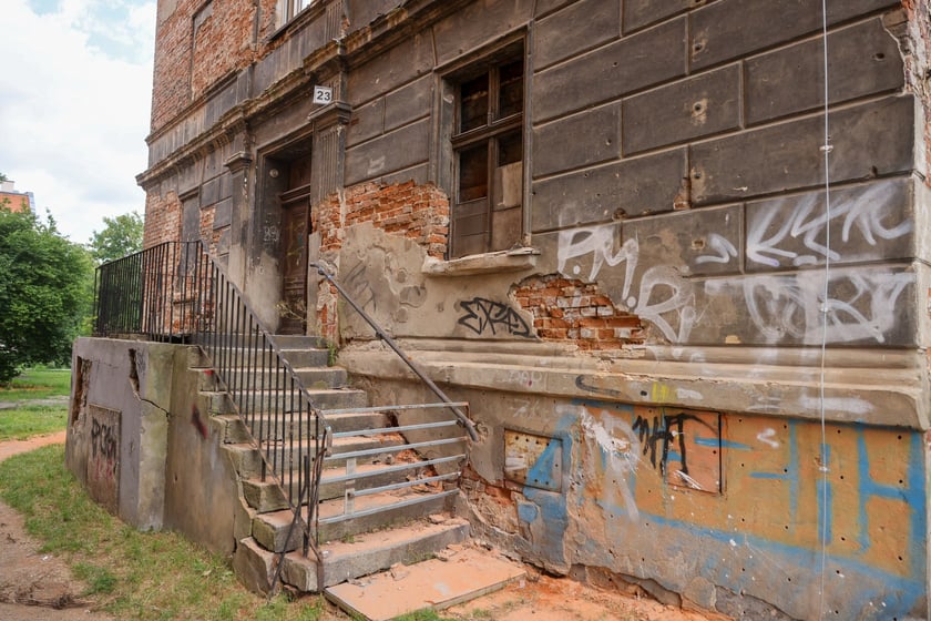 Kamienice przy ul. św. Jerzego na początku remontu w lipcu 2025