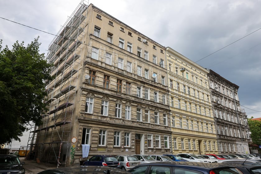 Kamienice przy Więckowskiego na początku remontu w lipcu 2025