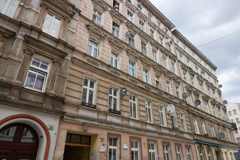 Kamienice przy Więckowskiego na początku remontu w lipcu 2025