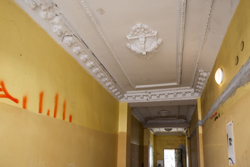 Kamienice przy Więckowskiego na początku remontu w lipcu 2025